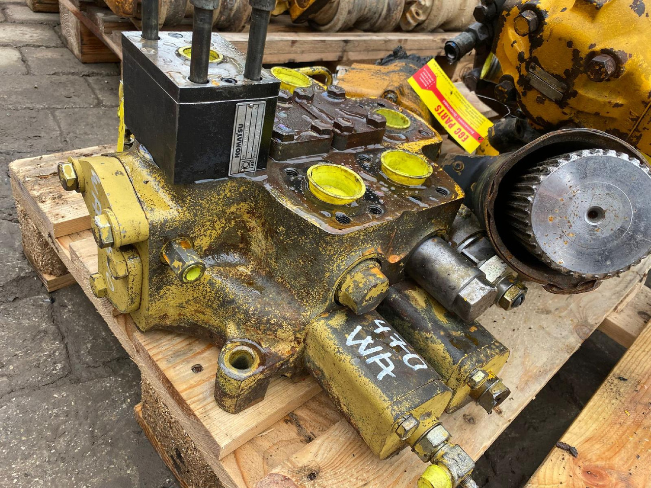 Komatsu WA 470-3 - Hydraulic valve for Construction machinery: picture 1 Komatsu WA 470-3 - Hydraulic valve for Construction machinery: picture 1