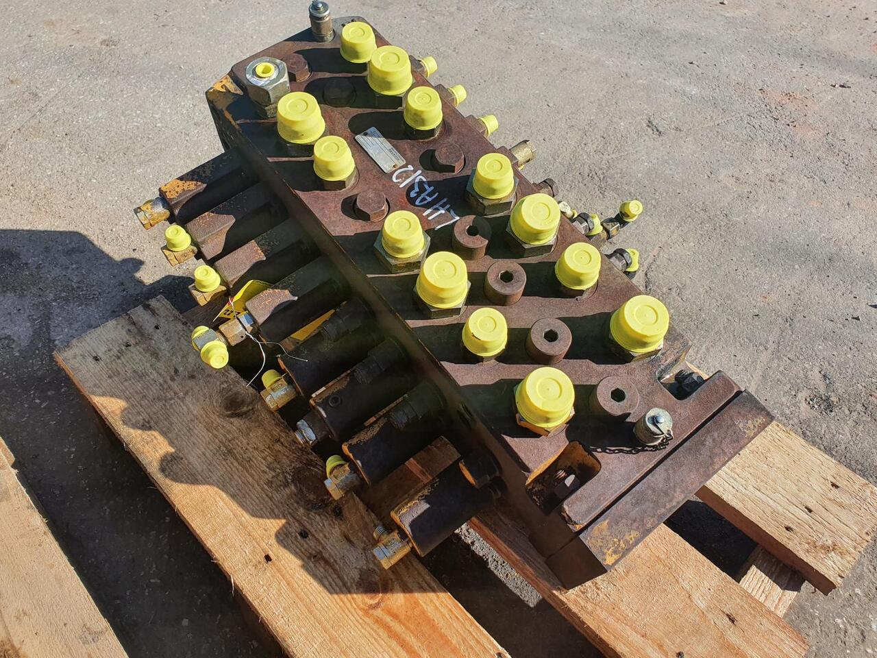 Liebherr A 312 - Hydraulic valve for Construction machinery: picture 1 Liebherr A 312 - Hydraulic valve for Construction machinery: picture 1