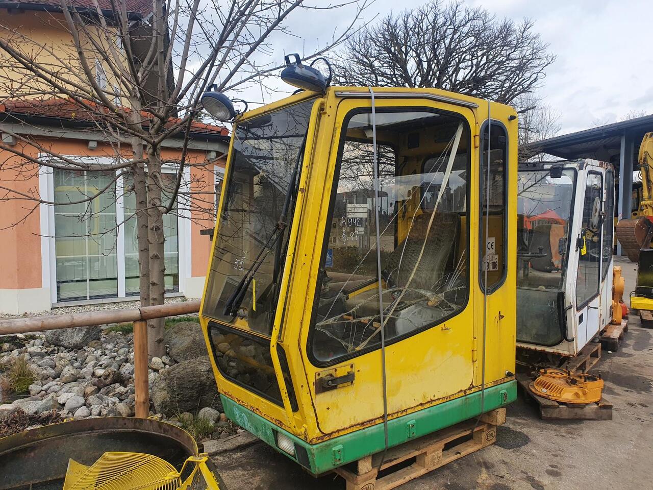 Liebherr R 942 - Cab for Crawler excavator: picture 1 Liebherr R 942 - Cab for Crawler excavator: picture 1