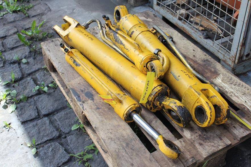 Volvo LM 846 - Hydraulic cylinder for Construction machinery: picture 1 Volvo LM 846 - Hydraulic cylinder for Construction machinery: picture 1