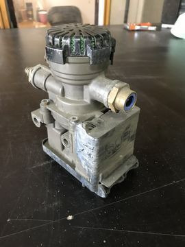 Knorr-Bremse 21114974 Volvo FH FM truck - Brake valve for Truck: picture 1 Knorr-Bremse 21114974 Volvo FH FM truck - Brake valve for Truck: picture 1