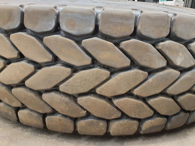 Krupp Wheel 445/95R25 12 5.4 3p - Wheels and tires for Crane: picture 3 Krupp Wheel 445/95R25 12 5.4 3p - Wheels and tires for Crane: picture 3