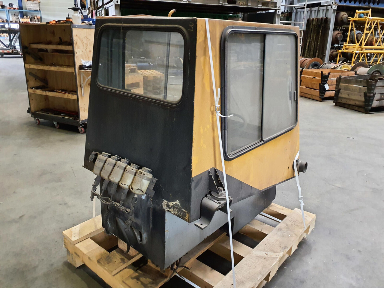 Liebherr LTM 1030 lower cabin - Cab for Mobile crane: picture 4 Liebherr LTM 1030 lower cabin - Cab for Mobile crane: picture 4