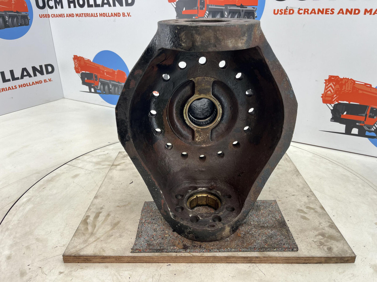 Liebherr LTM 1035 Steering knuckle 16 holes axle 1 - Steering knuckle for Mobile crane: picture 5 Liebherr LTM 1035 Steering knuckle 16 holes axle 1 - Steering knuckle for Mobile crane: picture 5