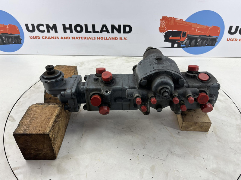 Liebherr LTM 1070 steering box - Steering column for Crane: picture 1 Liebherr LTM 1070 steering box - Steering column for Crane: picture 1