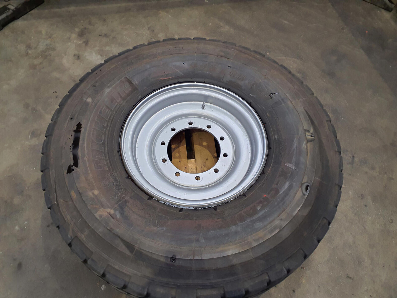 Liebherr Wheel 445/95R25 10 12.3 1p - Wheel and tire package: picture 1 Liebherr Wheel 445/95R25 10 12.3 1p - Wheel and tire package: picture 1