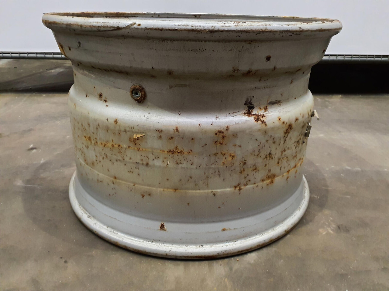 Terberg Rim 425/65R22.5 10 9.6 1p - Rim for Crane: picture 3 Terberg Rim 425/65R22.5 10 9.6 1p - Rim for Crane: picture 3