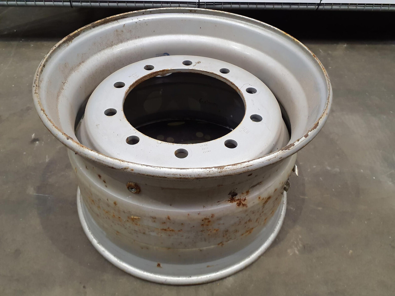 Terberg Rim 425/65R22.5 10 9.6 1p - Rim for Crane: picture 1 Terberg Rim 425/65R22.5 10 9.6 1p - Rim for Crane: picture 1