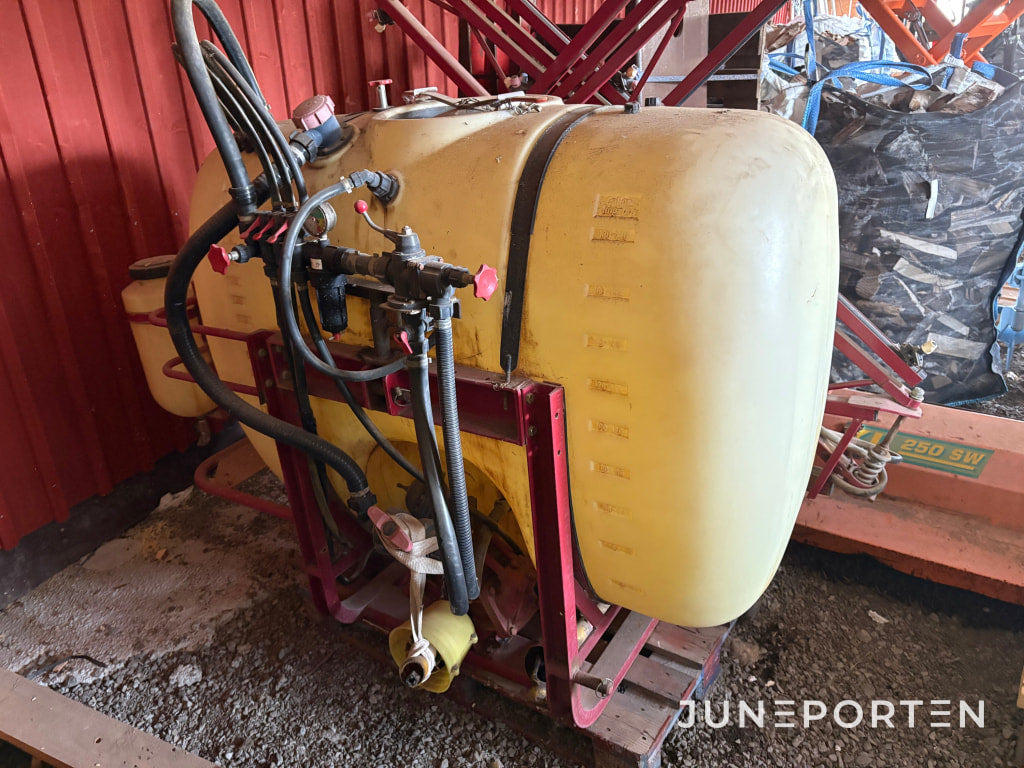 Hardi Växtskyddsspruta 1301 NK 800 - 12 SB - Tractor mounted sprayer: picture 4 Hardi Växtskyddsspruta 1301 NK 800 - 12 SB - Tractor mounted sprayer: picture 4
