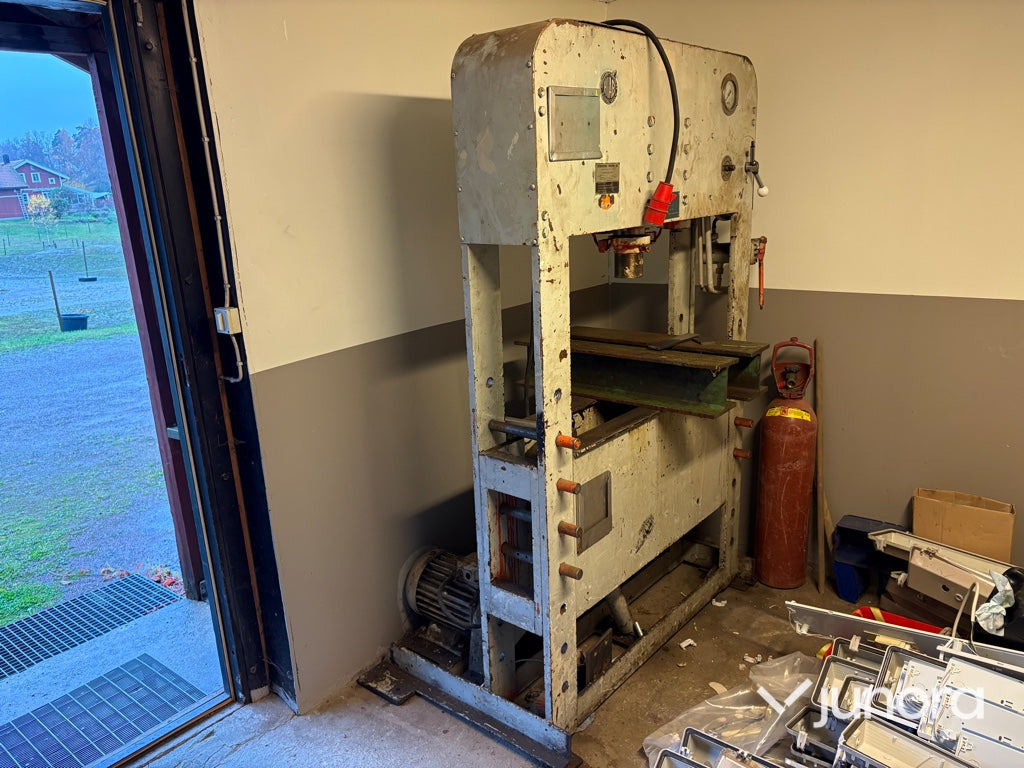 Hydraulpress - Hiab H100E, 100 ton - Metalworking machinery: picture 4 Hydraulpress - Hiab H100E, 100 ton - Metalworking machinery: picture 4