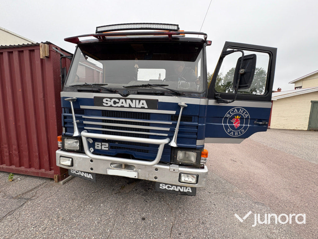 Lastbil - Scania, P82 M 4X2 50 - Hook lift truck: picture 3 Lastbil - Scania, P82 M 4X2 50 - Hook lift truck: picture 3