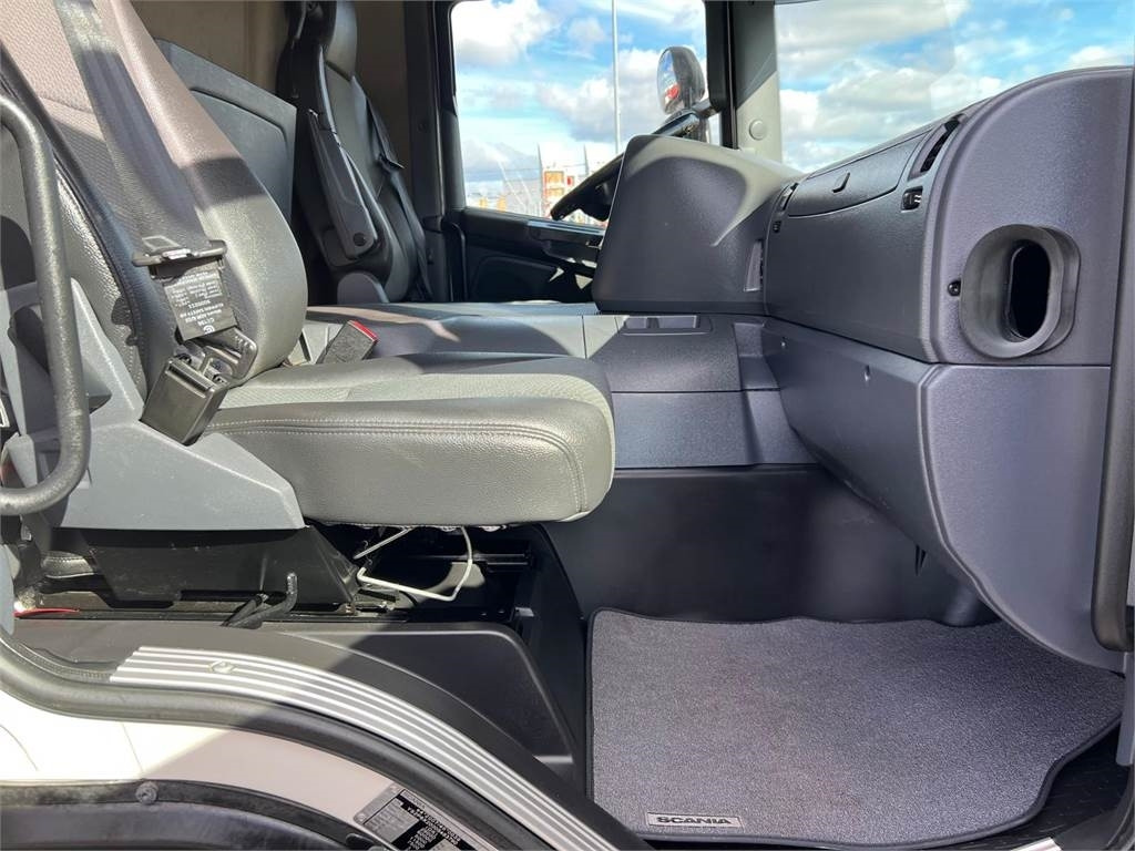 Scania P280 LB 6x2*4 MLB - 24 pallets - Curtain side truck: picture 4 Scania P280 LB 6x2*4 MLB - 24 pallets - Curtain side truck: picture 4