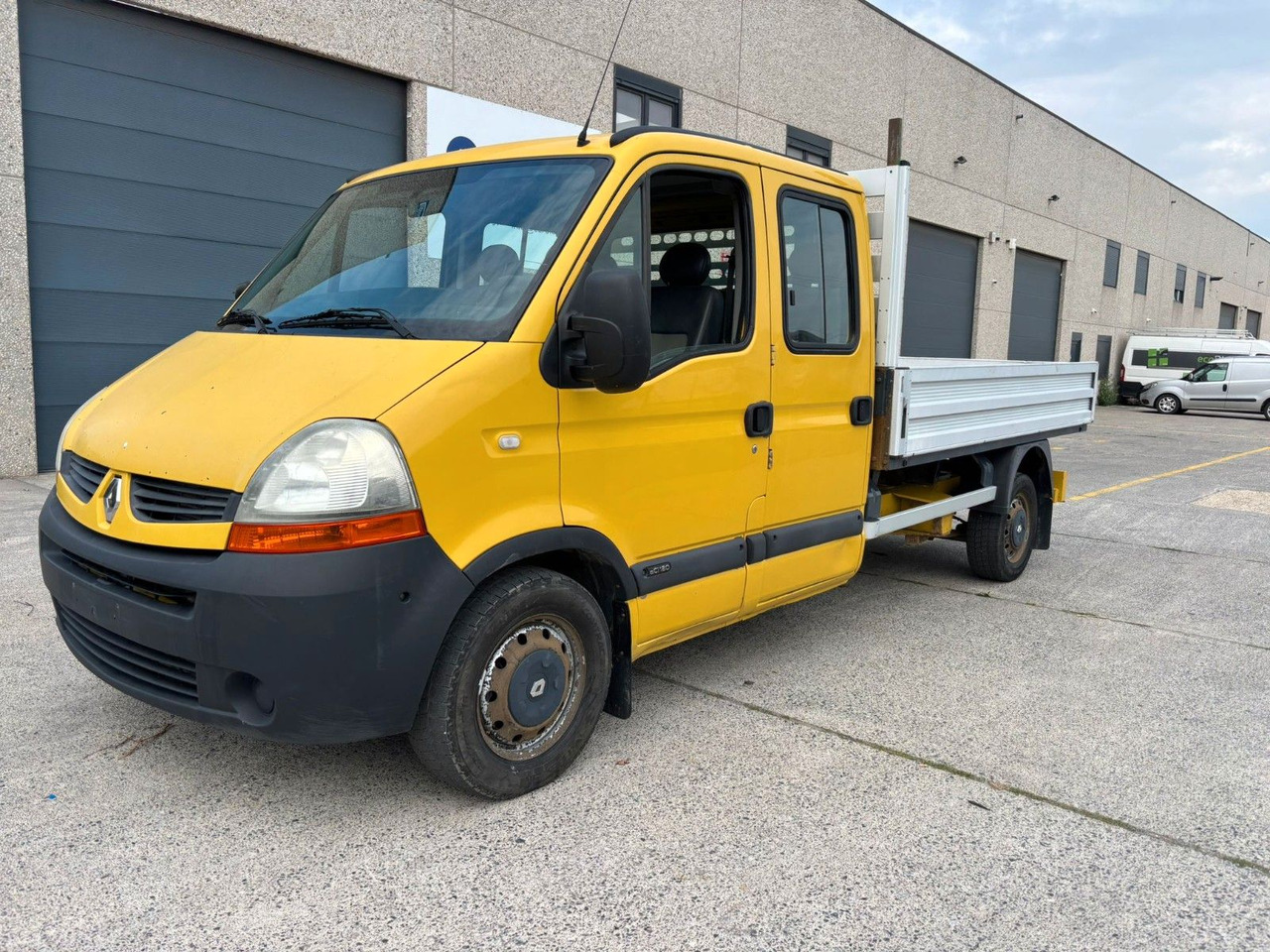 Renault Master Pritsche. 7pl. 2.5 Motor. - Open body delivery van, Combi van: picture 1 Renault Master Pritsche. 7pl. 2.5 Motor. - Open body delivery van, Combi van: picture 1