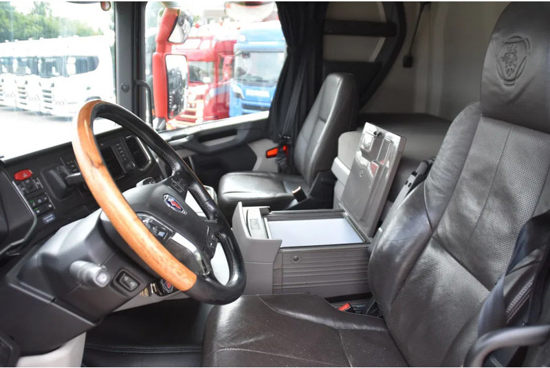 Scania R450 NGS 6x2/4NB - RETARDER - FULL AIR - 748 TKM - LEATHER SEATS - NAVI - 2 x FUEL TANKS - LED LIGHTS - - Tractor unit: picture 5 Scania R450 NGS 6x2/4NB - RETARDER - FULL AIR - 748 TKM - LEATHER SEATS - NAVI - 2 x FUEL TANKS - LED LIGHTS - - Tractor unit: picture 5
