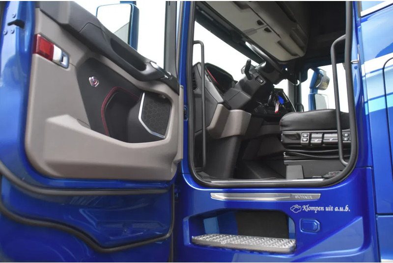 Scania S520 V8 NGS 4x2NB - RETARDER - 691 TKM - FULL AIR - PARK. AIRCO - 2 x FUEL TANKS - LED - PAINTED WHEELS - LIKE NEW ! - Tractor unit: picture 4 Scania S520 V8 NGS 4x2NB - RETARDER - 691 TKM - FULL AIR - PARK. AIRCO - 2 x FUEL TANKS - LED - PAINTED WHEELS - LIKE NEW ! - Tractor unit: picture 4