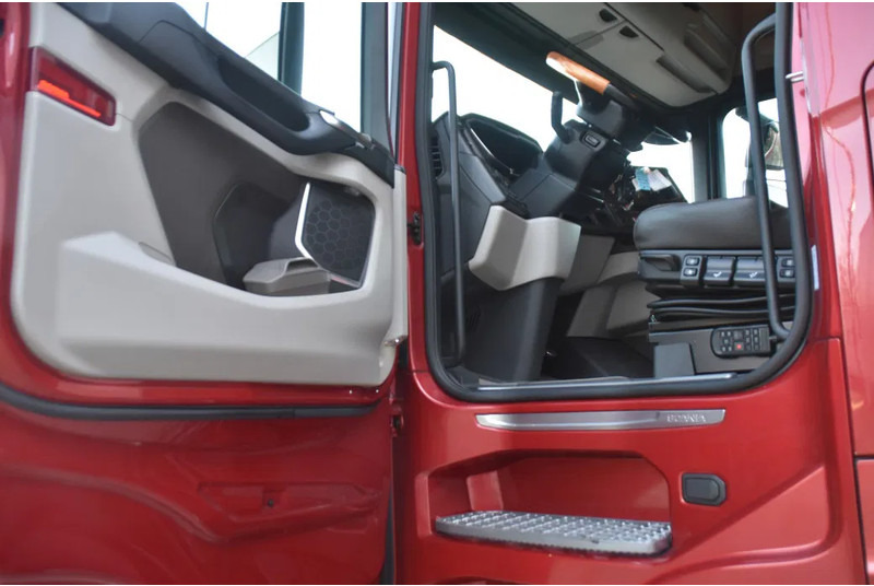 Scania S650 V8 NGS 4x2NB - NEW TACHO - RETARDER - FULL AIR - 288 TKM - PARK. AIRCO - 2 x FUEL TANKS - ALCOA'S - LED - EXCELLENT CONDITI - Tractor unit: picture 4 Scania S650 V8 NGS 4x2NB - NEW TACHO - RETARDER - FULL AIR - 288 TKM - PARK. AIRCO - 2 x FUEL TANKS - ALCOA'S - LED - EXCELLENT CONDITI - Tractor unit: picture 4