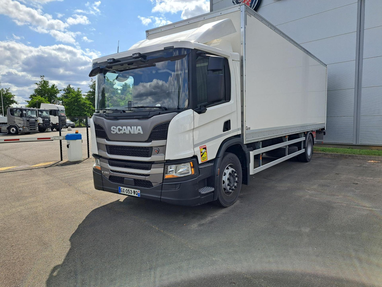 SCANIA SCANIA P280 4x2 Fourgon Hayon - Cab chassis truck: picture 1 SCANIA SCANIA P280 4x2 Fourgon Hayon - Cab chassis truck: picture 1