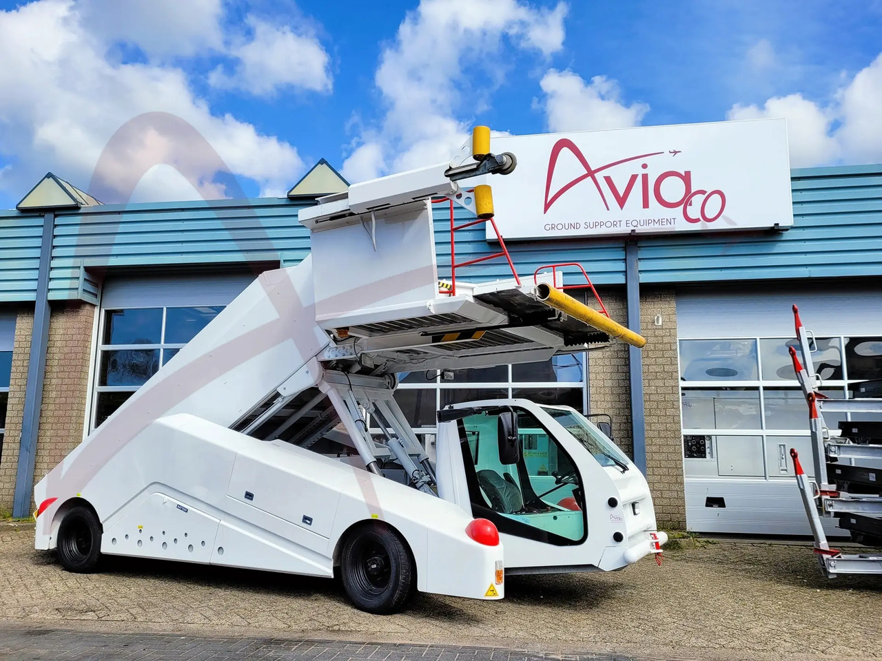 KAHLBACHER JET-STEP 180/420 - Passenger stairs: picture 1 KAHLBACHER JET-STEP 180/420 - Passenger stairs: picture 1