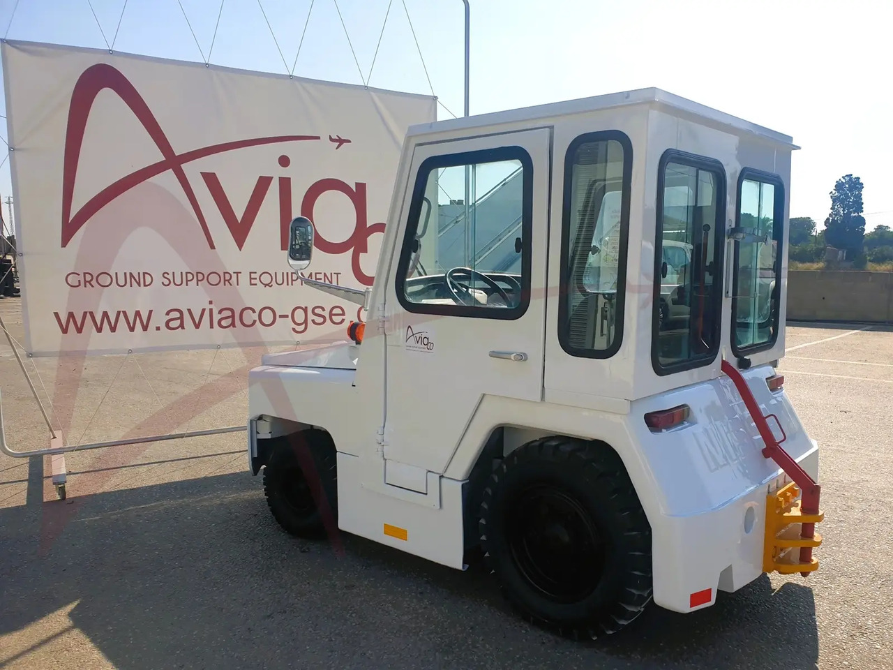NISSAN FV02 - Baggage tractor: picture 2 NISSAN FV02 - Baggage tractor: picture 2