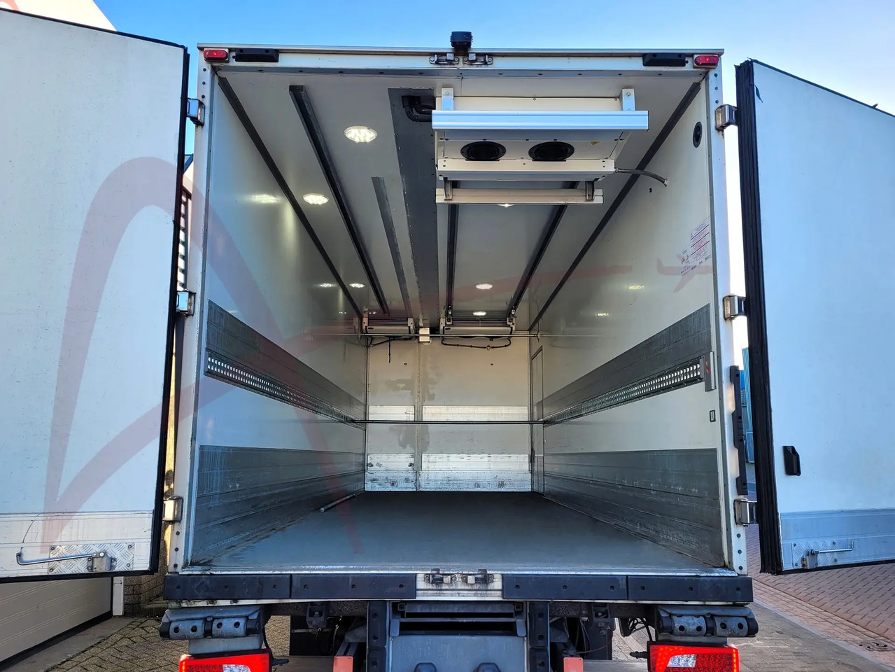 SCANIA SCANIA P250 - Refrigerator truck: picture 3 SCANIA SCANIA P250 - Refrigerator truck: picture 3