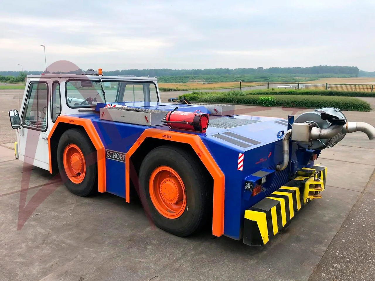 SCHOPF F106 - Pushback tractor: picture 1 SCHOPF F106 - Pushback tractor: picture 1