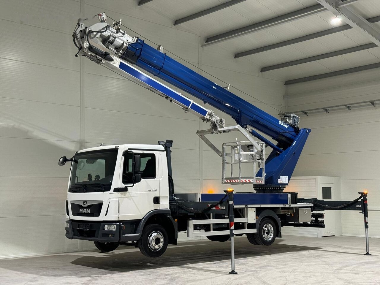 MAN Böcker AK 37/4000 on chassis - Mobile crane: picture 1 MAN Böcker AK 37/4000 on chassis - Mobile crane: picture 1