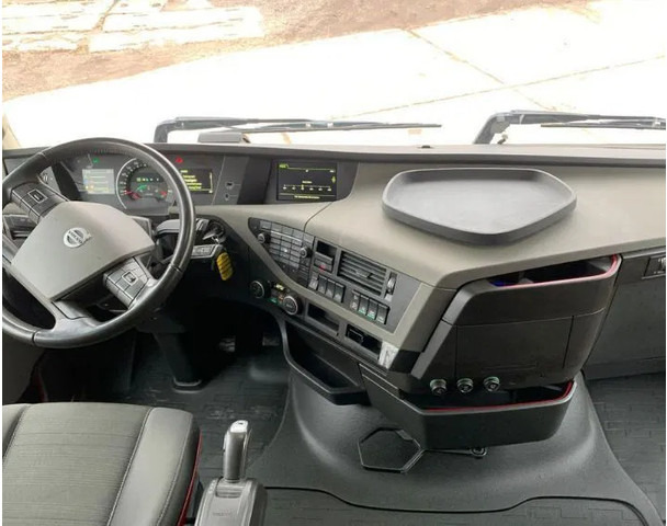 Interior photo 1: Tractor unit Volvo FH 460 Globetrotter 4x2 | Leasing