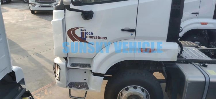 New Tractor unit HOWO 400HP High roof Tractor Head: picture 10
