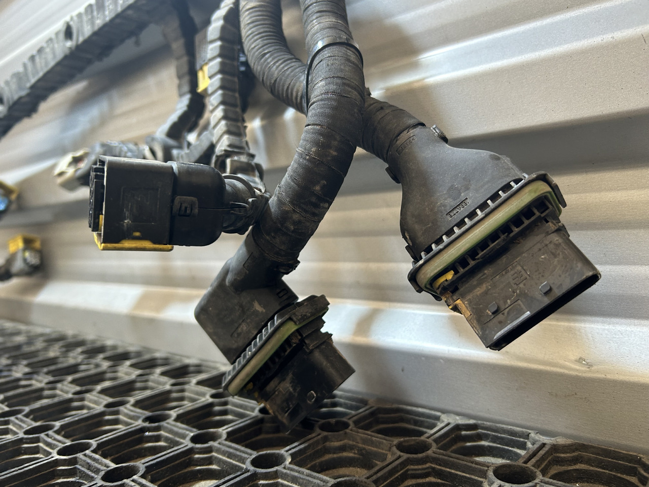 DAF XF 106 480 HARNESS INSTALLATION OF CATALYTIC CONVERTER - Cables/ Wire harness: picture 3 DAF XF 106 480 HARNESS INSTALLATION OF CATALYTIC CONVERTER - Cables/ Wire harness: picture 3