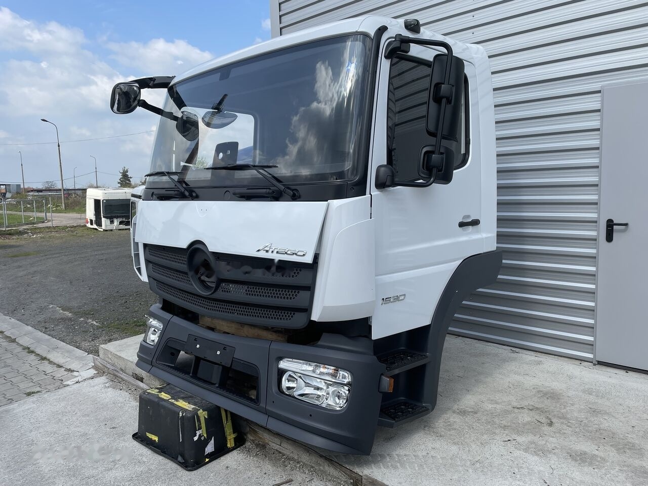 FRONT BUMPER COMPLETE EXTRA COST 700EU Mercedes-Benz ATEGO Euro 6 Mercedes-Benz 1523 L, 1524 L, 1527 L, 1530 - Cab for Truck: picture 4 FRONT BUMPER COMPLETE EXTRA COST 700EU Mercedes-Benz ATEGO Euro 6 Mercedes-Benz 1523 L, 1524 L, 1527 L, 1530 - Cab for Truck: picture 4