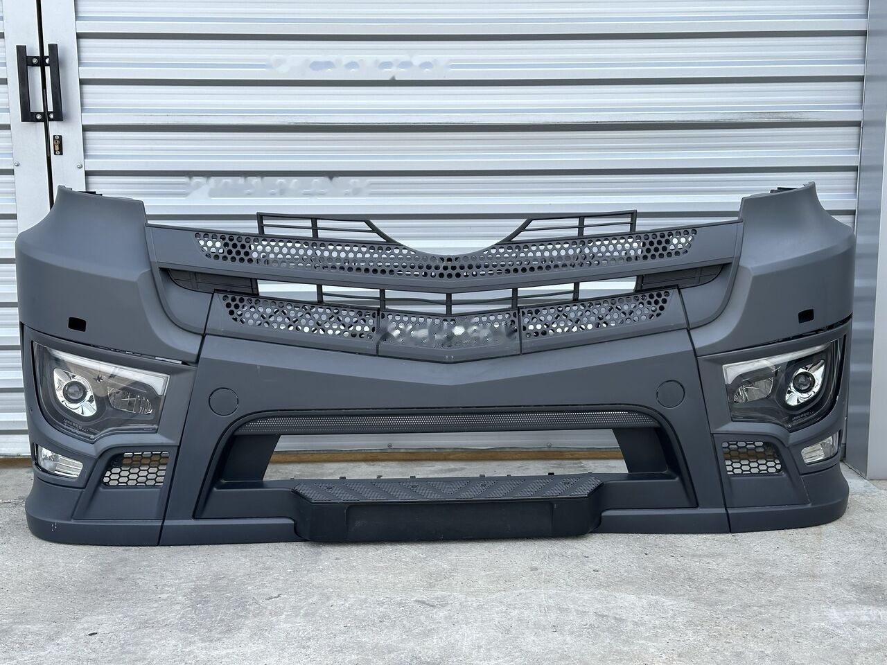 Mercedes-Benz ACTROS MP4 MP5 A9618203159 A9618203059 Mercedes-Benz A 9608801690 A9618203159 A9618203059 - Bumper for Truck: picture 1 Mercedes-Benz ACTROS MP4 MP5 A9618203159 A9618203059 Mercedes-Benz A 9608801690 A9618203159 A9618203059 - Bumper for Truck: picture 1