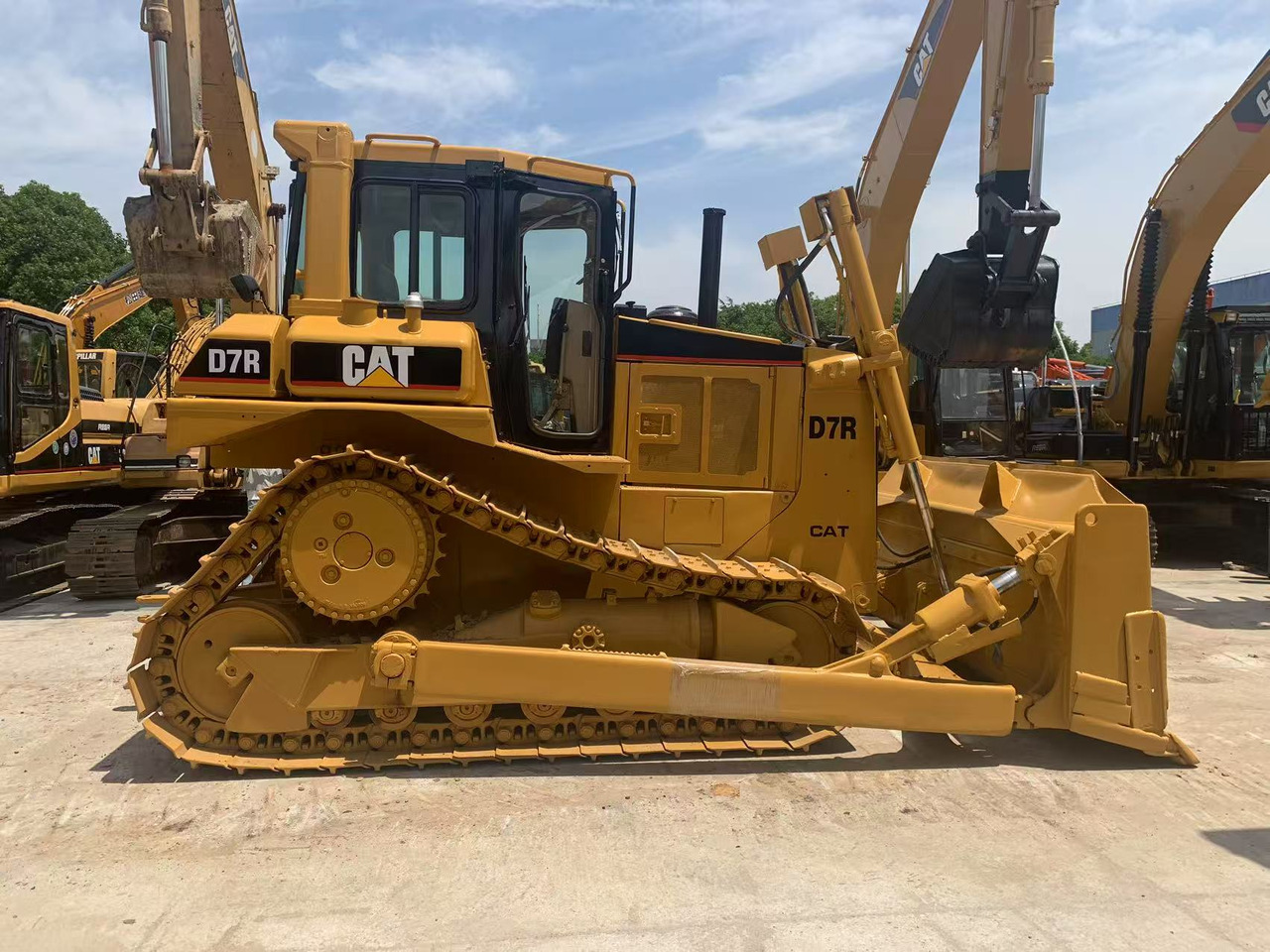 Caterpillar Tracked Tractor CAT D6R, D7R, D8R with Triangle Track - Bulldozer: picture 1 Caterpillar Tracked Tractor CAT D6R, D7R, D8R with Triangle Track - Bulldozer: picture 1