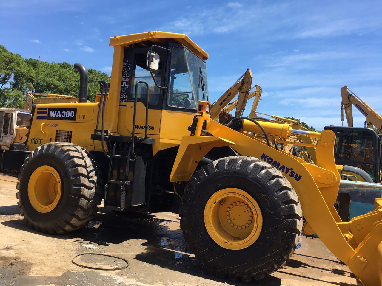 Komatsu WA380-3 Wheel Loader Komatsu 17.6 Ton SAA6D114E-1 190hp Construction Loader - Wheel loader: picture 1 Komatsu WA380-3 Wheel Loader Komatsu 17.6 Ton SAA6D114E-1 190hp Construction Loader - Wheel loader: picture 1