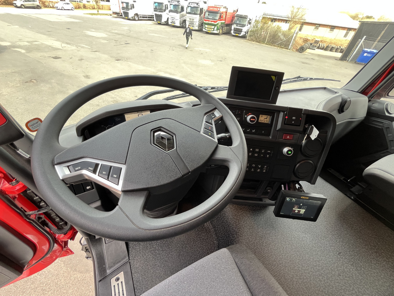 Hook lift truck Renault C 520 8x2: picture 7
