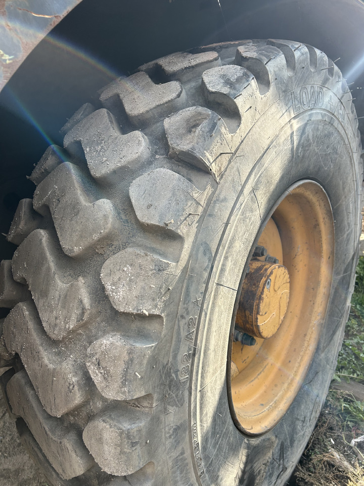 Liebherr L514 - Wheel and tire package for Wheel loader: picture 5 Liebherr L514 - Wheel and tire package for Wheel loader: picture 5