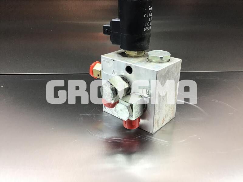 Liebherr Directional Control Valve - Hydraulics: picture 2 Liebherr Directional Control Valve - Hydraulics: picture 2