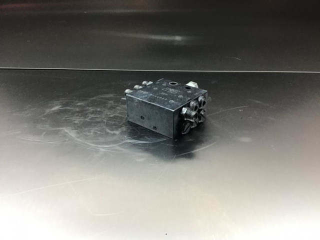 Liebherr Distribution block - Hydraulics: picture 3 Liebherr Distribution block - Hydraulics: picture 3