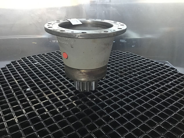 Liebherr Output Shaft Housing - Hub: picture 2 Liebherr Output Shaft Housing - Hub: picture 2