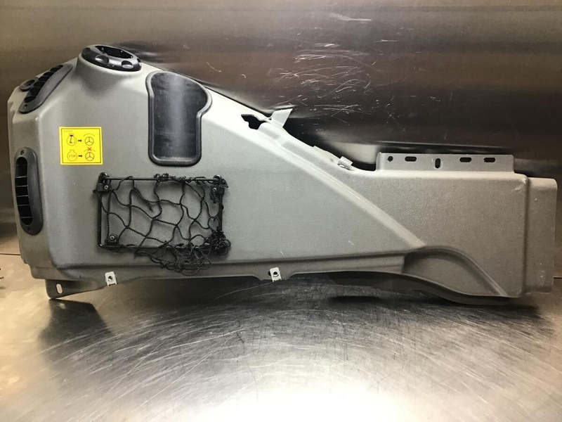 Liebherr R926 K-LC / R946 LC - Bumper: picture 1 Liebherr R926 K-LC / R946 LC - Bumper: picture 1