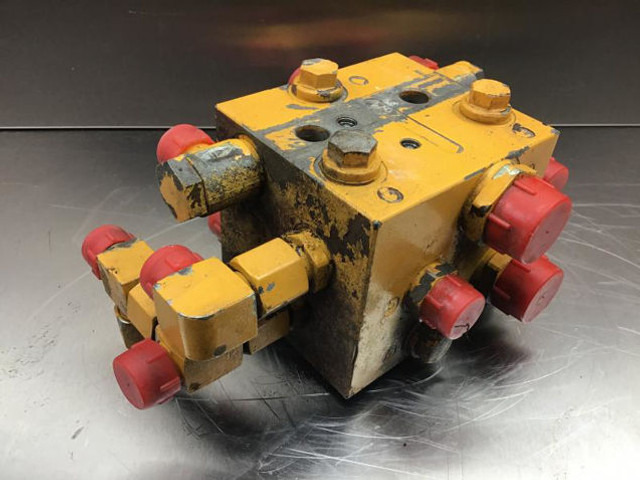 Liebherr Valve Distribution Block - Hydraulics: picture 2 Liebherr Valve Distribution Block - Hydraulics: picture 2