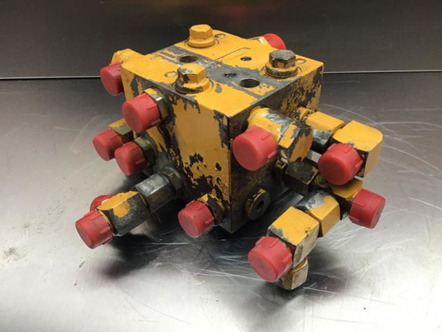 Liebherr Valve Distribution Block - Hydraulics: picture 1 Liebherr Valve Distribution Block - Hydraulics: picture 1