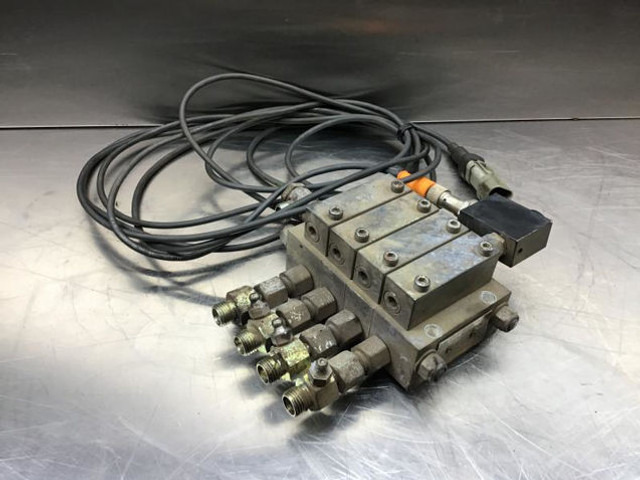 Liebherr Valve Distribution Block - Hydraulics: picture 3 Liebherr Valve Distribution Block - Hydraulics: picture 3