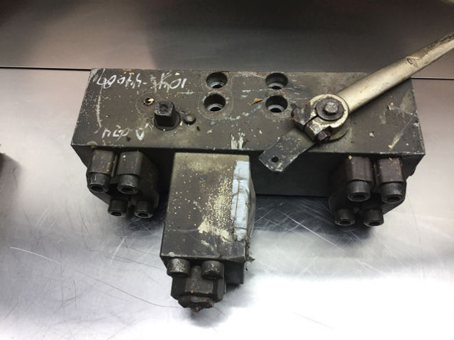 Liebherr Valve Distribution Block - Hydraulics: picture 3 Liebherr Valve Distribution Block - Hydraulics: picture 3