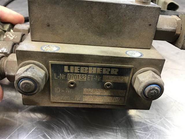 Liebherr Valve Distribution Block - Hydraulics: picture 2 Liebherr Valve Distribution Block - Hydraulics: picture 2