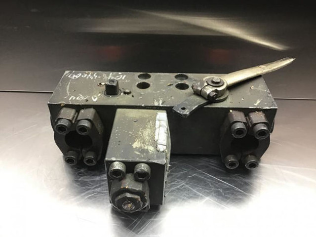 Liebherr Valve Distribution Block - Hydraulics: picture 4 Liebherr Valve Distribution Block - Hydraulics: picture 4