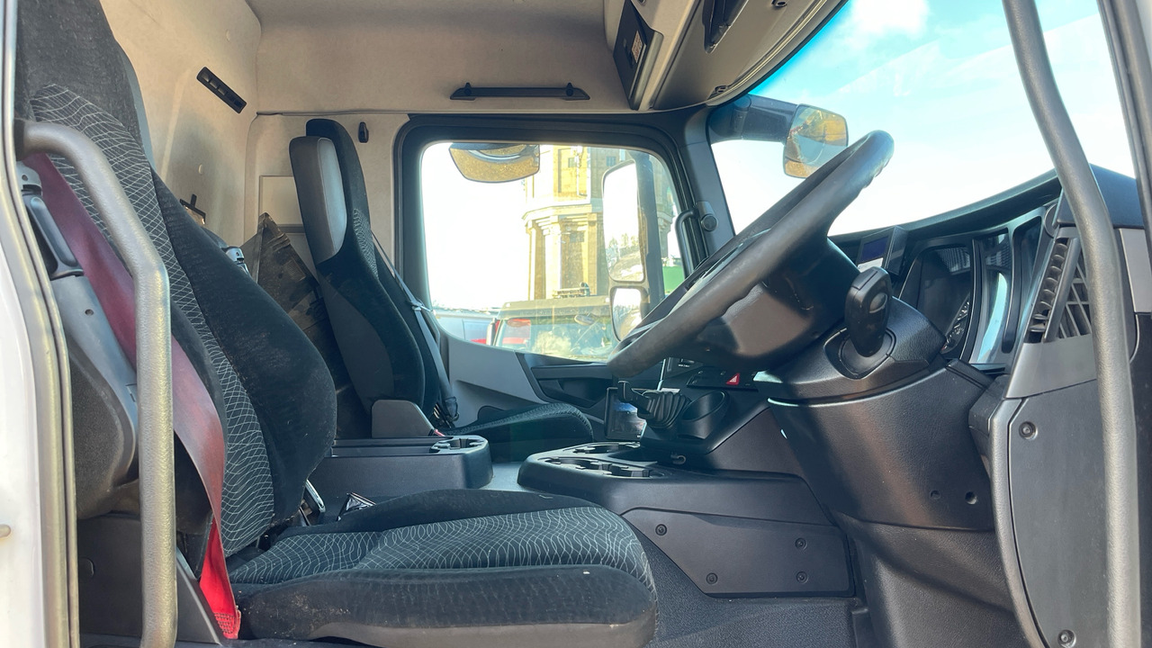 MERCEDES-BENZ ANTOS 1824 - Curtain side truck: picture 5 MERCEDES-BENZ ANTOS 1824 - Curtain side truck: picture 5