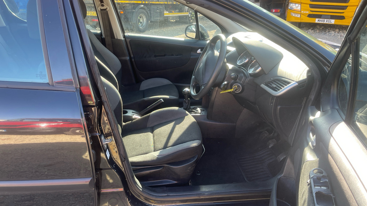 PEUGEOT 207 1.4 16V S - Hatchback: picture 5 PEUGEOT 207 1.4 16V S - Hatchback: picture 5