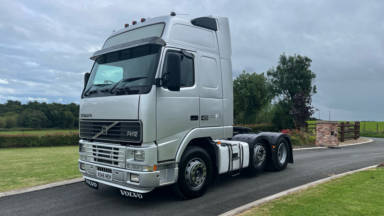 VOLVO FH12.420 SILVER EDITION - XL GLOBETROTTER - Tractor unit: picture 2 VOLVO FH12.420 SILVER EDITION - XL GLOBETROTTER - Tractor unit: picture 2