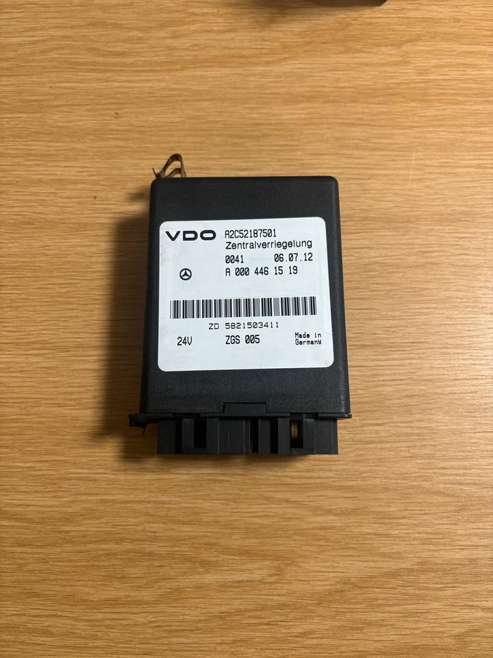 Mercedes VDO Zentralverriegelung Steuergerät A0004461519 - ECU for Truck: picture 1 Mercedes VDO Zentralverriegelung Steuergerät A0004461519 - ECU for Truck: picture 1