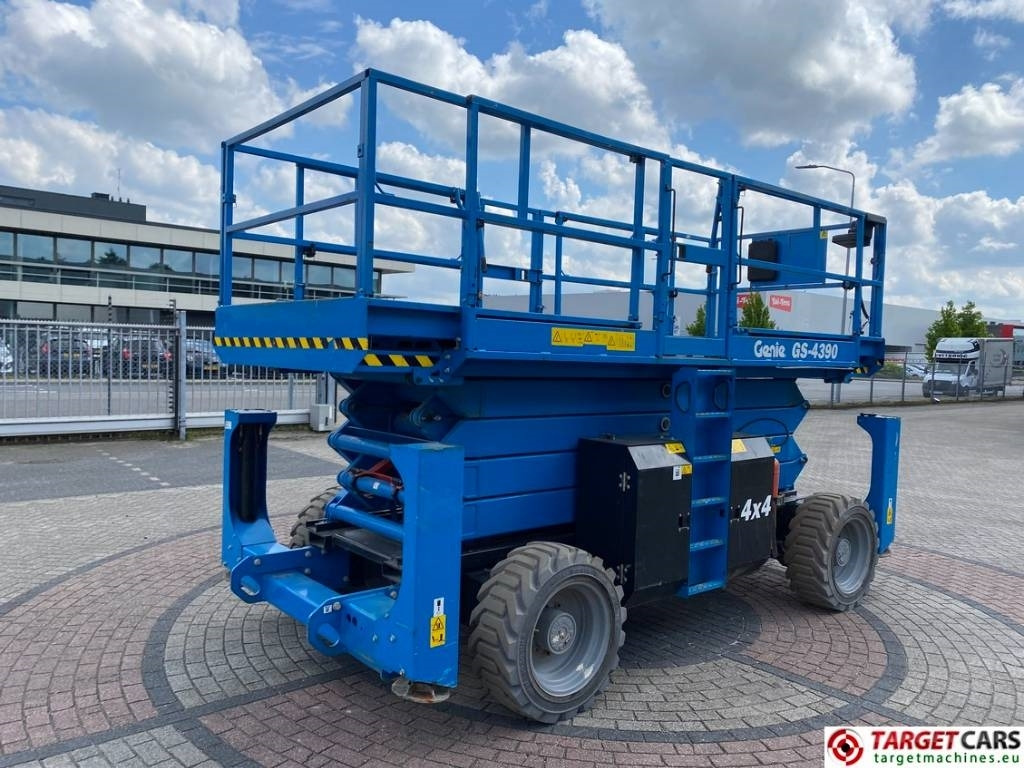 Genie GS-4390 RT LPG 4x4 Scissor Work Lift 1511cm - Scissor lift: picture 3 Genie GS-4390 RT LPG 4x4 Scissor Work Lift 1511cm - Scissor lift: picture 3